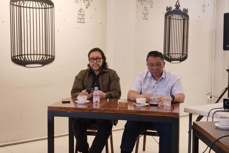 Ketua DPD PDI Perjuangan Jawa Barat, Ono Surono (kiri) dan Ketua DPW PKS Jawa Barat, Haru Suandharu (kanan) saat diskusi di Bandung, Rabu (29/5/2024).