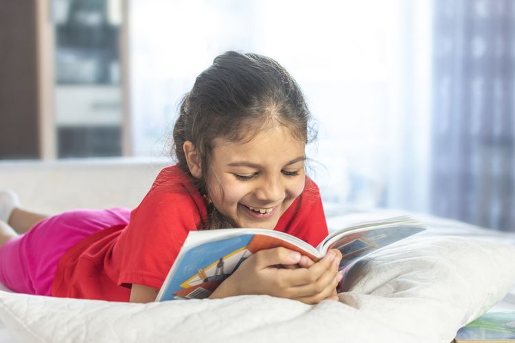 Ilustrasi anak membaca buku