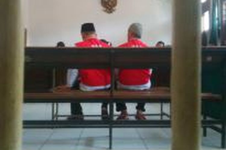 Dua Terdakwa pembunuh Fransica Yofie, yakni, Wawan dan Ade di ruang sidang Pengadilan Negeri Bandung, Jalan RE. Martadinata, Bandung, Jawa Barat.