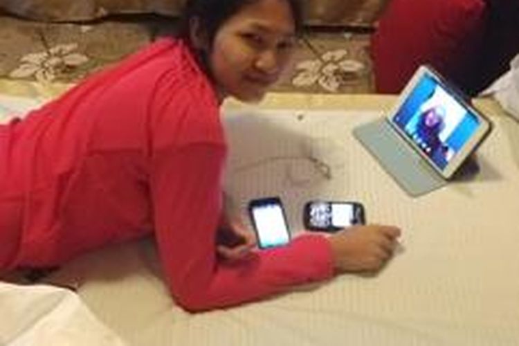 Pebulu tangkis Indonesia, Linda Weni Fanetri, melakukan silaturahmi dengan keluarga via Skype saat berada di Guangzhou, China, untuk mengikuti BWF World Championships 2013.