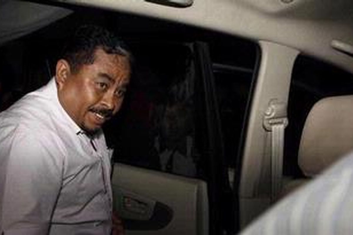 Presiden PKS Luthfi Hasan dijemput Komisi Pemberantasan Korupsi (KPK) di Kantor DPP PKS, Jakarta Selatan, Rabu (30/01/2013). KPK menetapkan Luthfi sebagai tersangka terkait adanya praktik suap impor daging sapi. 