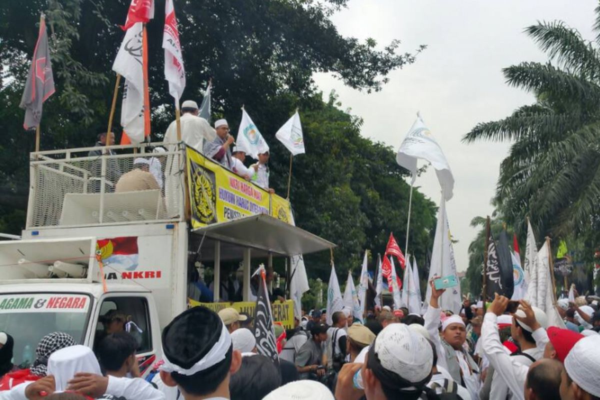 Massa kontra Ahok di Jalan RM Harsono, Jakarta Selatan pada Selasa (9/5/2017).