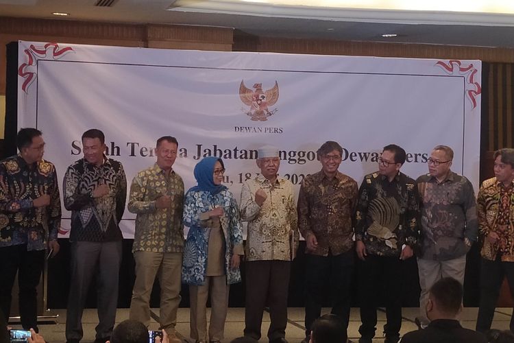 Anggota Dewan Pers periode 2022-2025 saat foto bersama di Hotel Aryaduta, Jakarta Pusat pada Rabu (18/5/2022) malam.