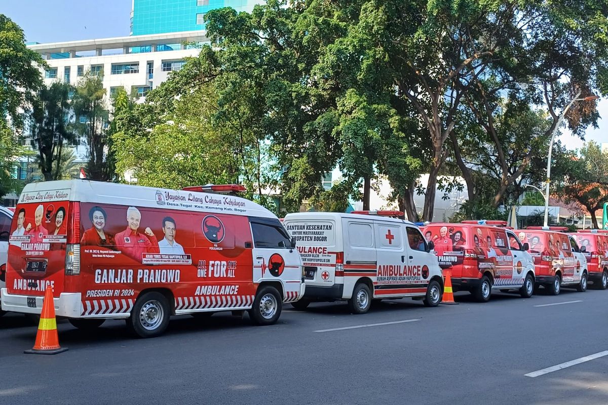 Sejumlah ambulans relawan Ganjar-Mahfud berjejer di Rumah Aspirasi Ganjar Presiden 2024, Menteng, Jakarta, Pusat, Sabtu (28/10/2023).