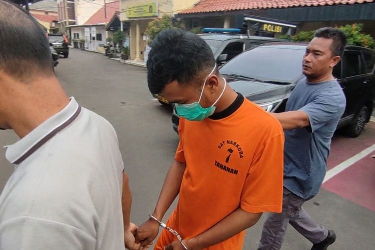 Satuan Narkoba Polres Cirebon Kota menangkap Bripda DAS, oknum anggota Polsek Utara Barat, diduga menjadi pengguna sekaligus pengedar obat keras terbatas, Sabtu (3/12/2022). Bripda DAS terancam pidana 15 tahun penjara dan Kode Etik Polri dengan ancaman PTDH