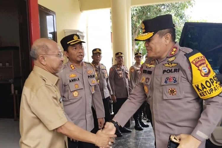 Kapolda Sulawesi Selatan tiba di Mapolres Jeneponto pasca penyerangan yang dilakukan oleh ratusan OTK yang mengakibatkan kerusakan sejumlah fasilitas dan melukai satu personel kepolisian. Kamis, (27/4/2023).