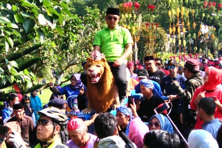 Wali Kota Bandung Ridwan Kamil saat diarak menggunakan sisingaan dalam rangkaian safari kampanye untuk Pilkada Jabar 2018 di Kota Tasikmalaya, Sabtu (22/4/2017)