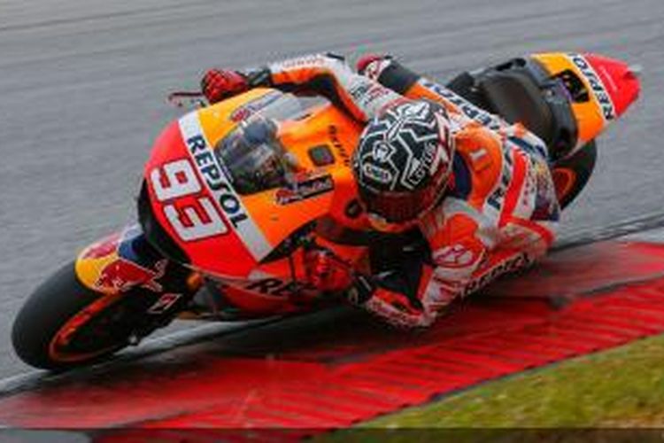 Pebalap Repsol Honda asal Spanyol, Marc Marquez, memacu motornya pada hari pertama uji coba kedua di Sirkuit Sepang, Malaysia, Senin (23/2/2015).