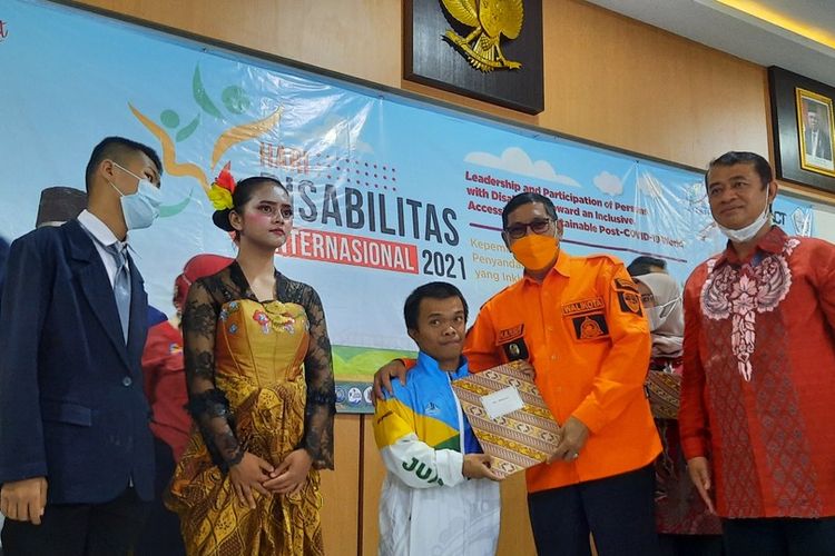 Wali Kota Tasikmalaya Muhammad Yusuf memberikan bonus bagi para atlet disabilitas yang berhasil mendapatkan medali di Peparnas Papua 2021.