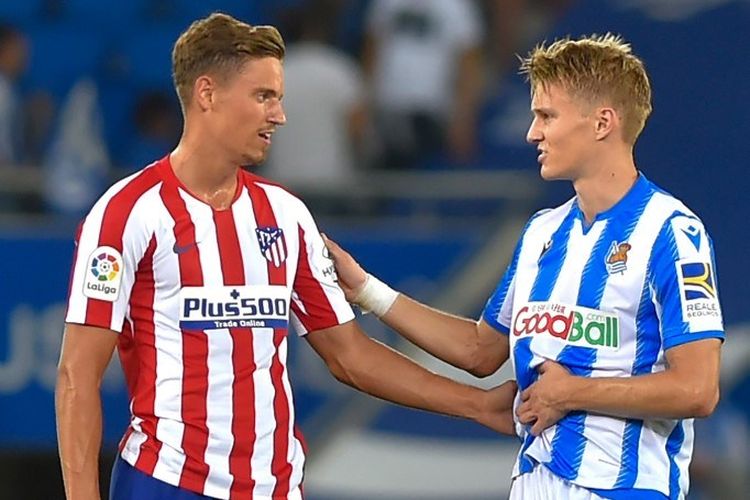 Marcos Llorente dan Martin Odegaard berbincang seusai laga Real Sociedad vs Atletico Madrid dalam pertandingan Liga Spanyol di Stadion Anoeta, 14 September 2019. 