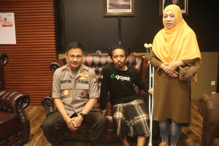 Kapolda Sulsel Irjen Pol Mas Guntur Laupe (kiri) saat menemui Irfan Rahmatullah, driver ojek online yang jadi korban tabrakan kendaraan taktis milik polisi di Mapolda Sulsel, Selasa (22/10/2019).