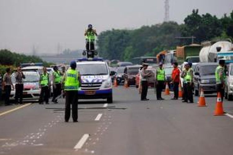 Polisi melakukan olah TKP kecelakaan yang melibatkan dua mobil di KM 8,2 Jalan Tol Jagorawi, Jakarta Timur, Minggu (8/9/2013) dini hari.