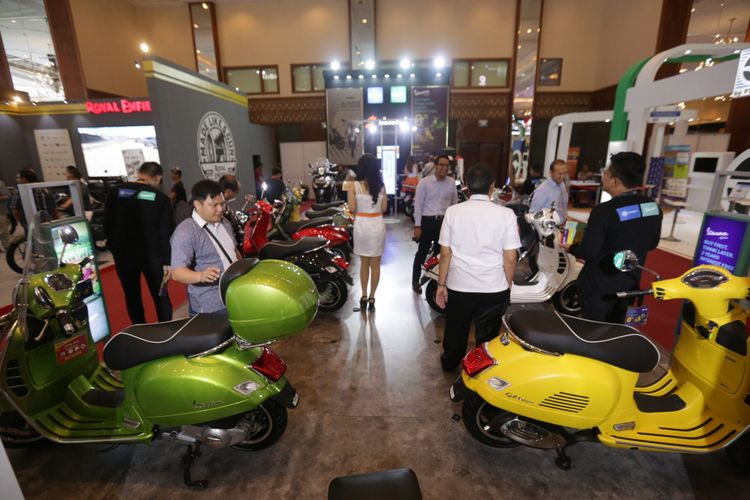 Suasana pameran Indonesia Motorcycle Show (IMOS) 2018 di Jakarta Convention Centre, Jakarta, Kamis (1/11/2018). Pameran sepeda motor terbesar di Indonesia ini menghadirkan motor-motor keluaran baru dari berbagai merek, dan akan berlangsung hingga 4 November 2018.