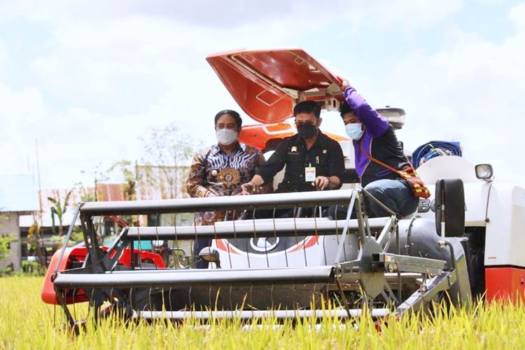 Menteri Pertanian (Mentan) Syahrul Yasin Limpo (SYL) sedang mengoperasikan alat dan mesin pertanian (alsintan).