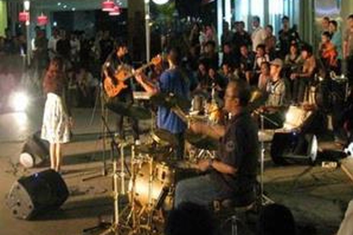 Jajan jazz, yang digelar tiap Jumat di Teras Kota, BSD City.