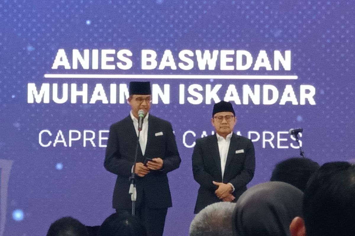 Pasangan calon presiden dan calon wakil presiden nomor urut 1, Anies Baswedan (menggunakan mirkofon) dan Muhaimin Iskandar dalam acara Rakernas Gakkumdu di Sahid Hotel, Jakarta Pusat, Senin (27/11/2023).