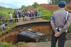 Satu Mobil Polisi Ambles ke Tanah Longsor di Seluma, Bengkulu