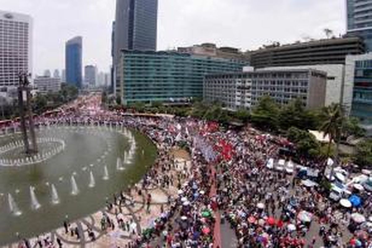 Warga memenuhi kawasan Bundaran Hotel Indonesia, Jakarta.