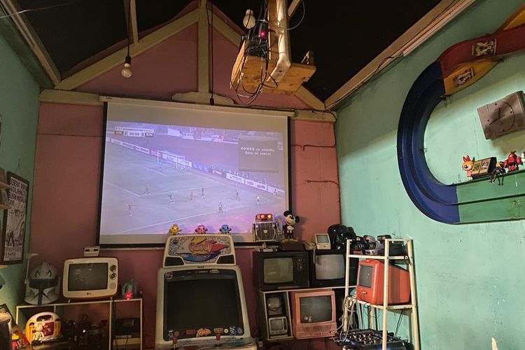 Proyektor dan layar untuk nobar (nonton bareng) di Kedai Kopi Kuno, Jakarta Barat. 