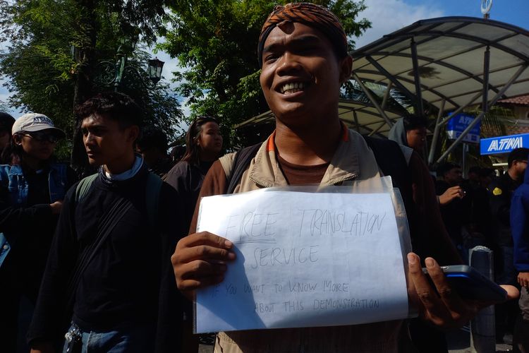 Pakai Blangkon Saat Demo di Malioboro, Mahasiswa Jogja Jadi Penerjemah Gratis bagi Turis