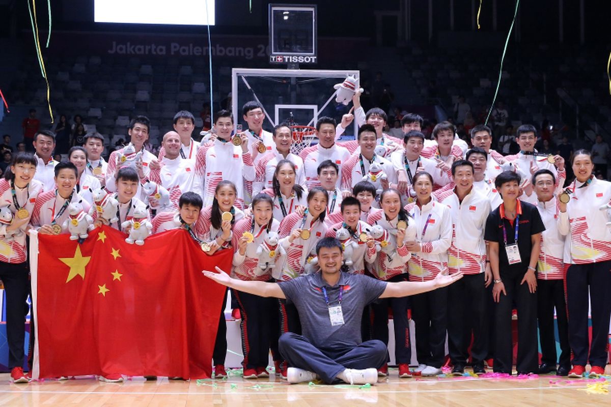 Legenda Basket Cina Yao Ming bersama Tim Basket Putri dan Putri Cina mengangkat medali emas Asian Games ke 18 di Hall Istora Senayan, Jakarta, Sabtu (1/9/2018).  