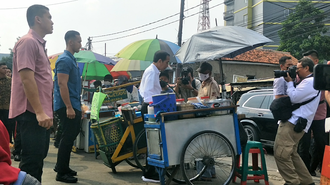Sambangi Pasar Menteng Pulo, Presiden Jokowi Ngobrol dengan Pedagang dan Bagikan Amplop BLT