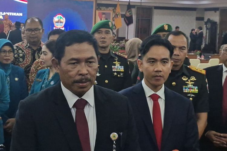 Pj Gubernur Jawa Tengah Nana Sudjana memuji kinerja Gibran Rakabuming Raka selama menjabat Wali Kota Solo hampir 4 tahun terakhir saat Serah terima Jabatan di kantornya, Jumat (19/7/2024).