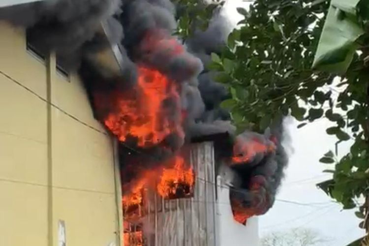 Insiden kebakaran menghanguskan banhunan madrasah Yayasan Al-Muntaha di Kampung Rojing, Sesa Keleyan, Kecamatan Socah, Kabupaten Bangkalan, Jawa Timur, Selasa (10/9/2024). 