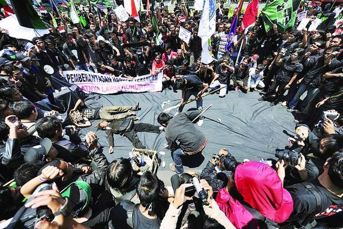 Ratusan aktivis yang tergabung dalam Aliansi Rakyat Anti Korupsi (ARAK) berunjuk rasa di Jalan Ijen, Kota Malang, Jawa Timur, Kamis (5/11). Mereka mendesak dilakukannya reformasi di tubuh Polri dan kejaksaan demi tegaknya pemberantasan korupsi di Tanah Air.