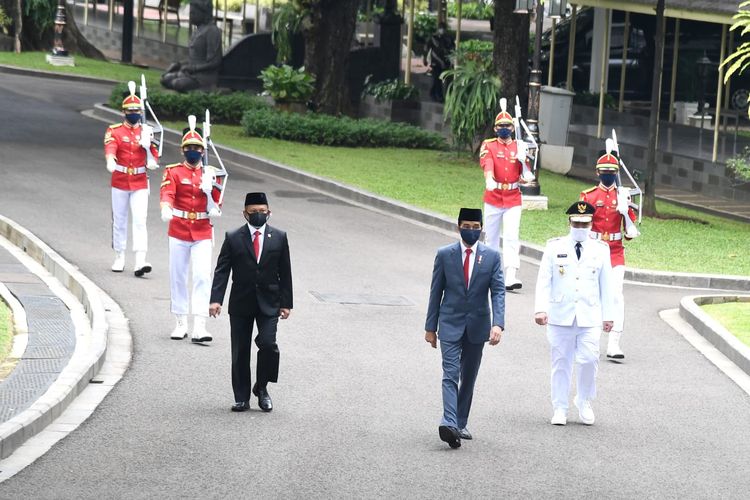 Presiden Jokowi melantik Ahmad Riza Patria sebagai Wakil Gubernur DKI Jakarta masa jabatan 2017-2022. Pelantikan yang berlangsung di Istana Negara, Jakarta, Rabu (15/4/2020) itu menerapkan protokol pencegahan Covid-19.