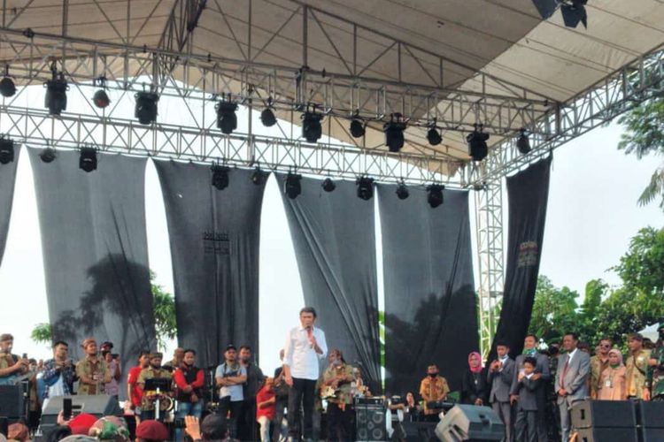 Raja dangdut Rhoma Irama saat menghadiri undangan hajatan sambil menyumbangkan beberapa lagu di hadapan masyarakat di Kecamatan Pamijahan, Kabupaten Bogor, Jawa Barat, Minggu (28/6/2020) sore.