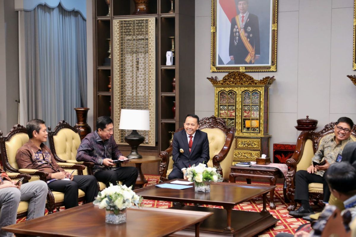 Penjabat (Pj) Gubernur Sumatera Selatan (Sumsel) Agus Fatoni saat melakukan audiensi singkat bersama Direktur Utama (Dirut) PT Pupuk Sriwijaya (Pusri) Daconi Khotob untuk membahas peluang kerja sama kedua pihak di Griya Agung, Palembang, Sumsel, Kamis (4/4/2024).
