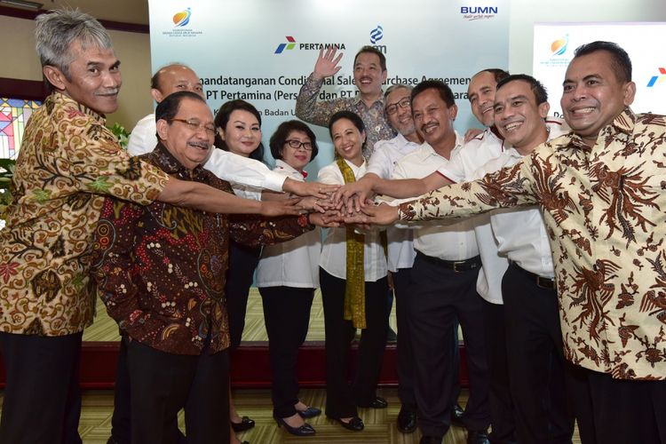 Menteri BUMN Rini Soemarno (tengah) berfoto bersama dengan Deputi bidang Usaha Pertambangan, Industri Strategis, dan Media Kementerian BUMN Fajar Harry Sampurno (belakang), Direktur Utama PT Perusahaan Gas Negara Tbk (PGN) Jobi Triananda Hasjim (keempat kanan), Direktur Perencanaan, Investasi dan Manajemen Risiko PT Pertamina (Persero) Gigih Prakoso Soewarto (kelima kanan), Direktur Hulu PT Pertamina (Persero) Syamsu Alam (kiri), Komisaris Utama PT Pertamina (Persero) Tanri Abeng (kedua kiri), Komisaris Utama PT Perusahaan Gas Negara Tbk IGN Wiratmaja Puja (ketiga kiri),  Direktur SDM dan Umum PGN Desima Equalita Siahaan (keempat kiri), Pth Direktur Utama PT Pertamina Gas (Pertagas) Indra Setyawati (kelima kiri), Direktur Keuangan & Dukungan Bisnis Pertagas Tenny R. A. Rusdy (ketiga kanan), Direktur Keuangan Pertagas Said Reza Pahlevy (kedua kanan), Komisaris Independen PGN Paiman Raharjo (kanan) saat acara Penandatanganan Conditional Sales & Purchase Agreement antara PT Pertamina (Persero) dan PT Perusahaan Gas Negara Tbk di Jakarta, Jumat, (29/6). Dengan penandatanganan perjanjian tersebut maka PGN Resmi mengakuisisi Pertagas. ANTARA FOTO/HO/pras/18.