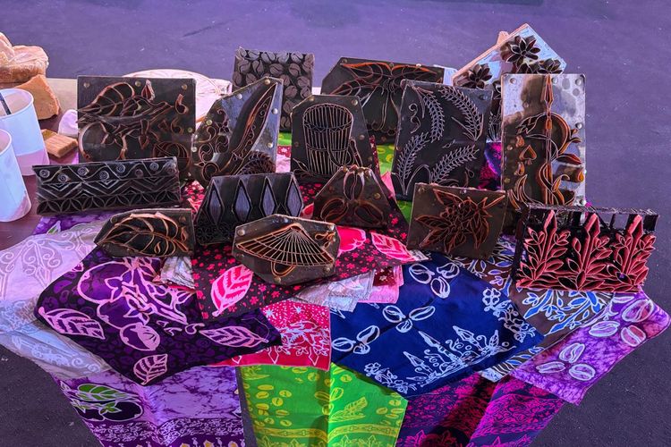 Batik Kujur Tanjung Enim menggunakan cap dari daur ulang kertas dan pewarnaan alami