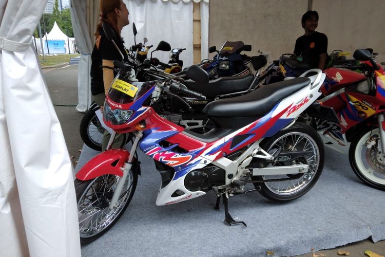 Indigo Auto membawa beragam jajaran sepeda motor koleksi di Otobursa Tumplek Blek 2022. Salah satu yang menyedot perhatian ialah motor ayam jago Honda Nova Dash produksi tahun 2001.