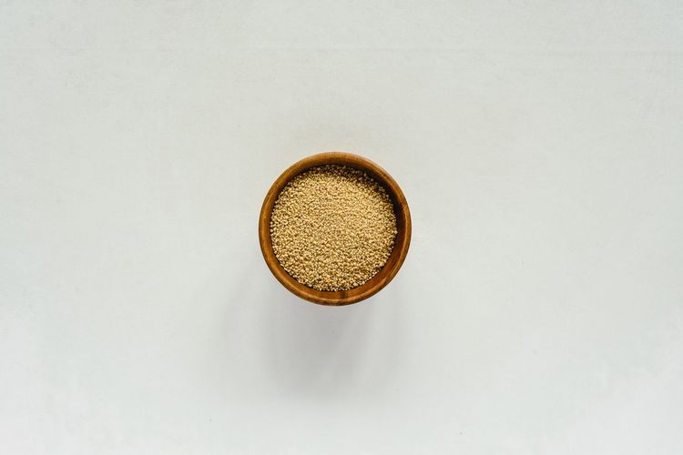 Ilustrasi tepung semolina dari gandum durum warna kuning, tekstur agak kasar. 