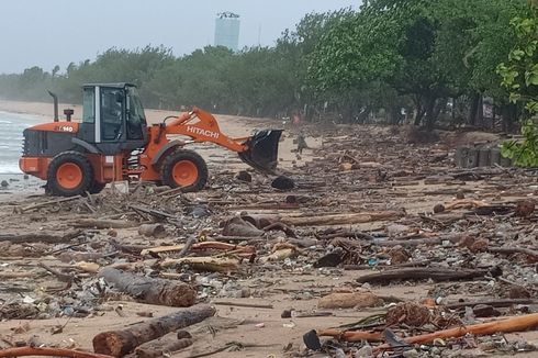 120 Ton Sampah Terdampar di Pantai Kuta hingga Seminyak, DLHK Badung Kerahkan 400 Petugas 