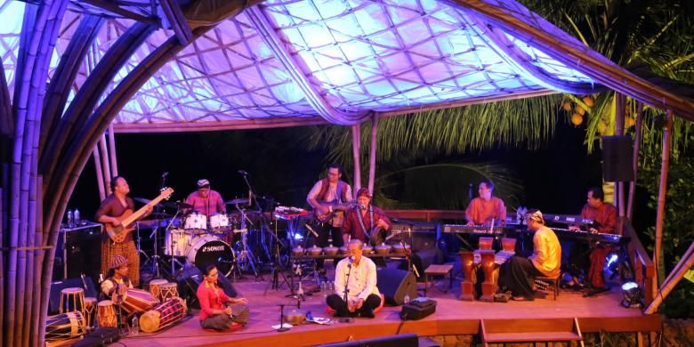 KUA Etnika saat tampil di Ijen Summer Jazz II di Banyuwangi, Jawa Timur, Sabtu (10/9/2016) malam.