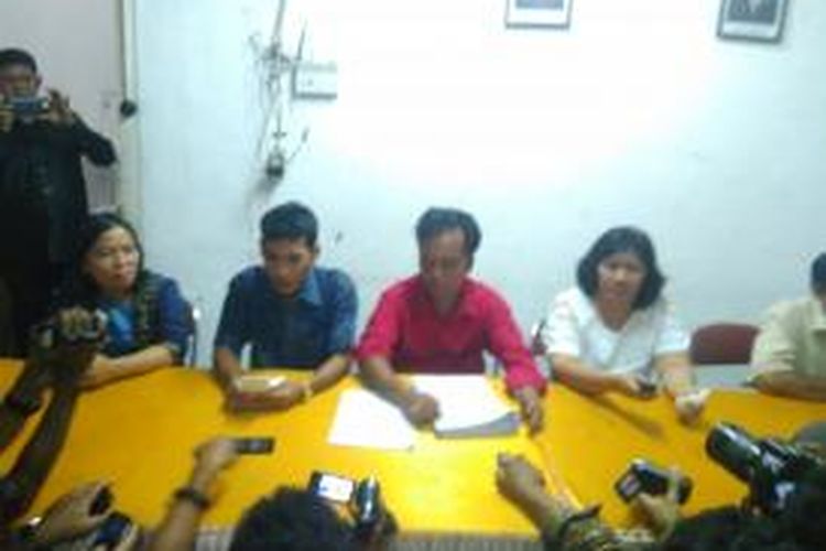 Komisioner KPUD Kota Pematangsiantar saat menyampaikan pencoretan pasangan calon wali kota-wakil wali kota Pematangsiantar, Sumatera Utara, Jumat (27/11/2015).