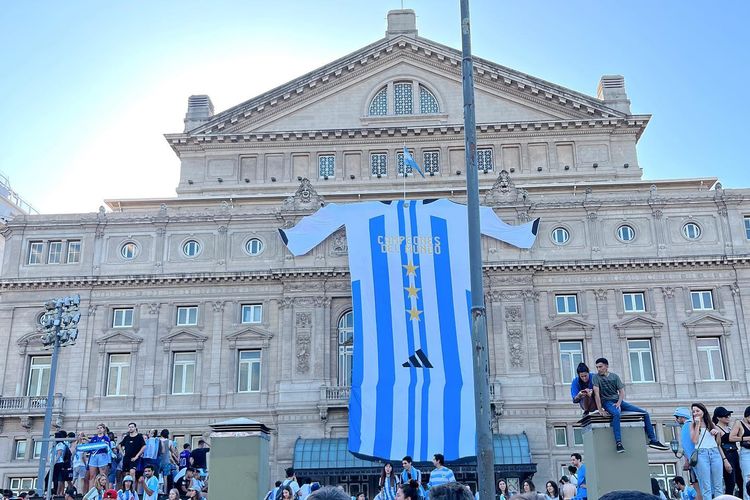 Warga telah turun ke jalanan di kota Buenos Aires setelah Argentina memenang Piala Dunia 2022.