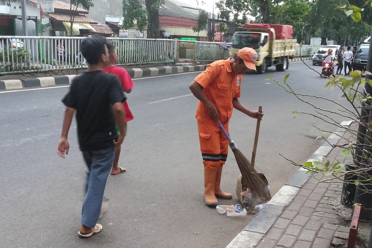 Salah seorang petugas pemeliharaan prasana dan sarana umum (P3SU) Kelurahan Jatinegara yang tengah membersihkan mobil pengangkut sampah di halaman Kantor Kelurahan Jatinegara, Cakung, Jakarta Timur, Senin (23/1/2017)