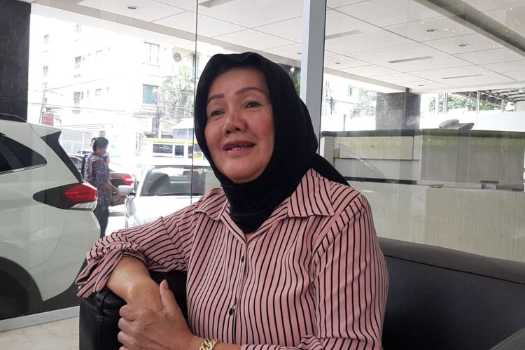 Ibu dari pesinetron Rifky Balweel, Hasmi Sukarti saat ditemui di Rumah Sakit Bunda, Menteng, Jakarta Pusat, Kamis (2/1/2020).