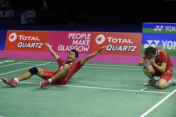 Pebulu tangkis Indonesia Tontowi Ahmad/Liliyana Natsir, merayakan kemenangan mereka dalam laga final partai ganda campuran di Kejuaraan Dunia Bulu Tangkis 2017, di Emirates Arena, Glasgow, Skotlandia, Minggu (27/8/2017). Mereka berhasil mengalahkan pasangan ganda campuran asal China Zheng Siwei/Chen Qingchen.