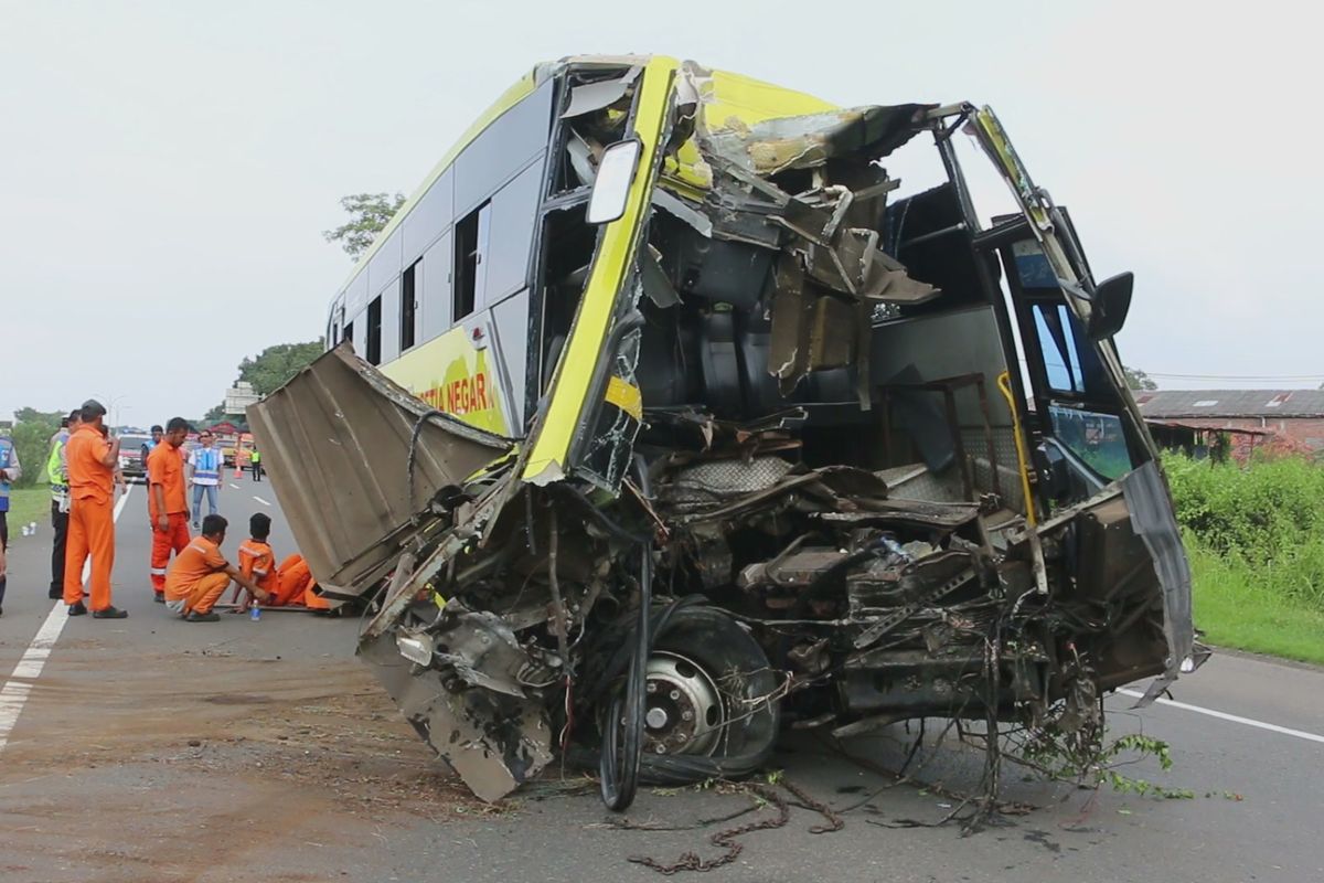 Bagian depan Bus Setia Negara bernomor polisi B 7515 IW rusak berat. Bus berwarna kuning ini mengalami kecelakaan tunggal di kilometer 196 Tol Palimanan – Kanci (palikanci) Kabupaten Cirebon Jawa Barat Sabtu (27/4/2019).