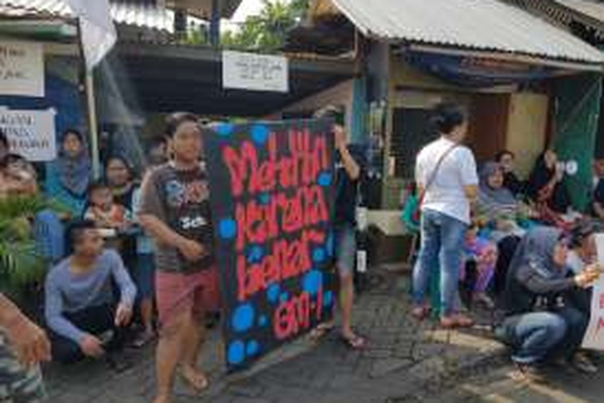 Warga Jalan Lauser jaga ketat pintu masuk pemukimannya di RT 08/08, Gunung, Kebayoran Baru, Jakarta Selatan, Senin (9/5/2016).