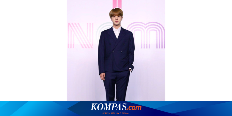 Momen Memukau Member BTS Kenakan Setelan Louis Vuitton