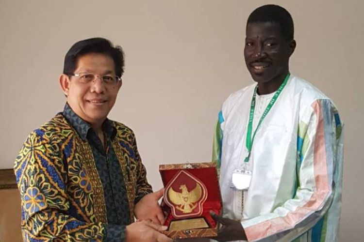 Dubes RI untuk Senegal Mansyur Pangeran memberikan kenang-kenangan kepada wali kota Thies Talla Syla dalam kunjungan kerja ke kota terbesar ketiga di Senegal itu.