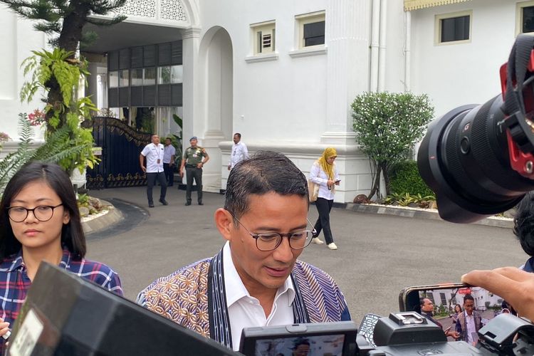 Menteri Pariwisata dan Ekonomi Kreatif Sandiaga Uno menjelaskan tentang family office usai bertemu dengan Presiden Joko Widodo di Kompleks Istana Kepresidenan, Jakarta Pusat, Senin (1/7/2024).