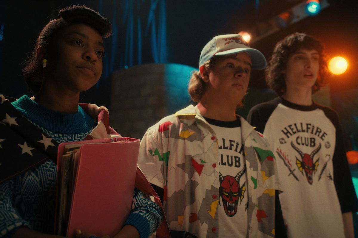 (Dari kiri) Priah Ferguson sebagai Erica Sinclair, Gaten Matarazzo sebagai Dustin Henderson dan Finn Wolfhard sebagai Mike Wheeler dalam Stranger Things. 