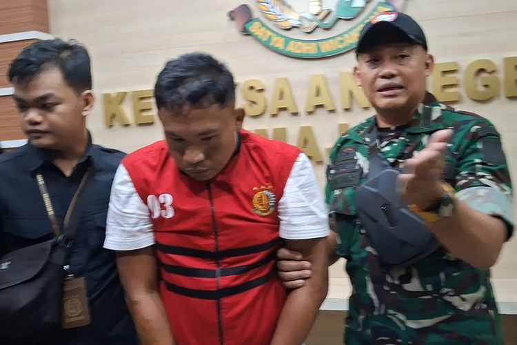 Agus Sulaksono saat tiba di Kantor Kejaksaan Negeri Lumajang, Rabu (16/7/2025) malam